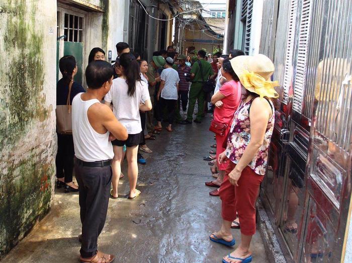 Nhiều người hàng xóm bàng hoàng khi biết tin vụ cháy