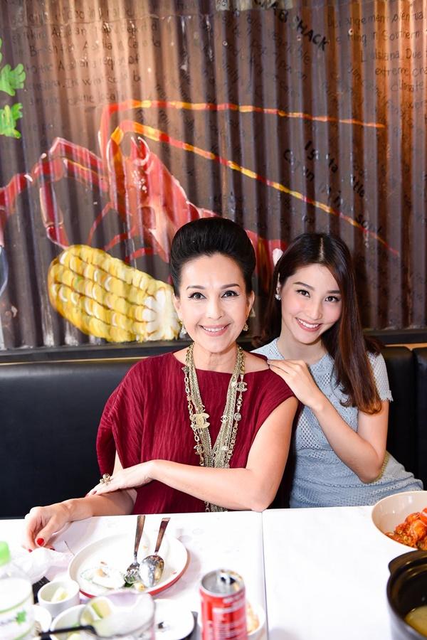 Tăng Thanh Hà xuất hiện tươi tắn cùng ông xã sau 4 tháng sinh con-5