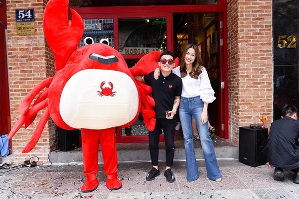 Tăng Thanh Hà xuất hiện tươi tắn cùng ông xã sau 4 tháng sinh con-6