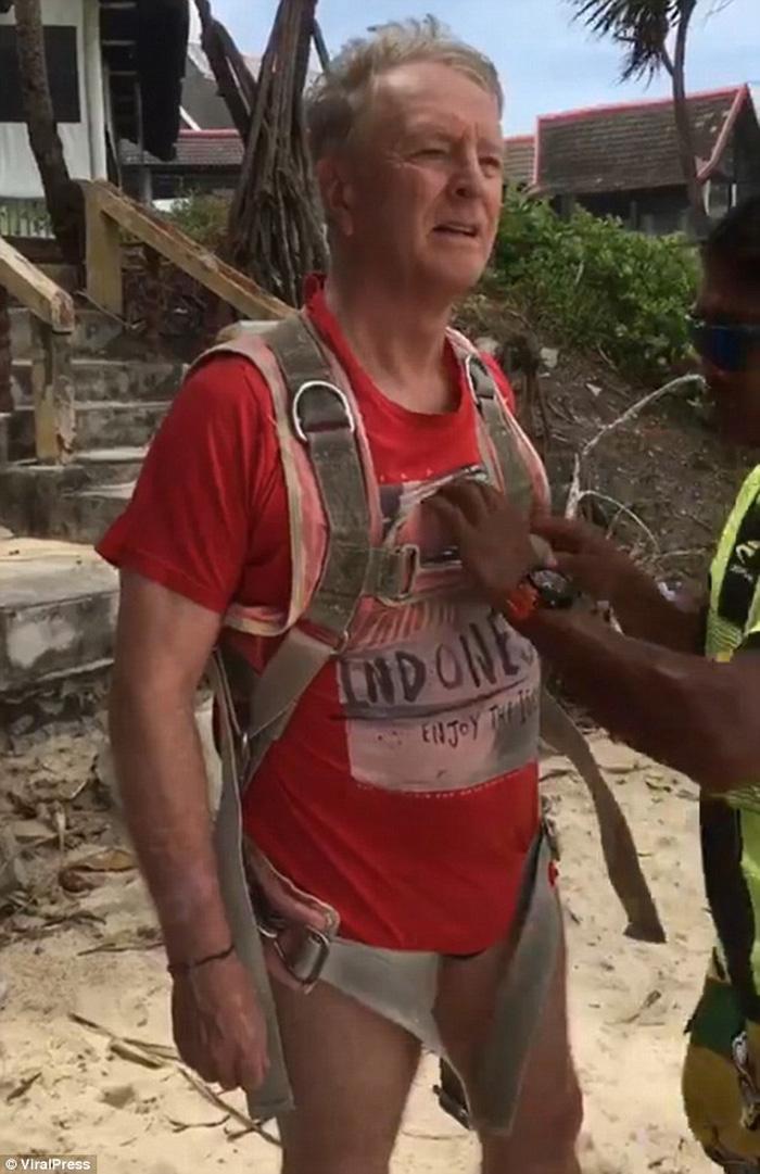 Hình ảnh ông Hussey trước khi lên không trung