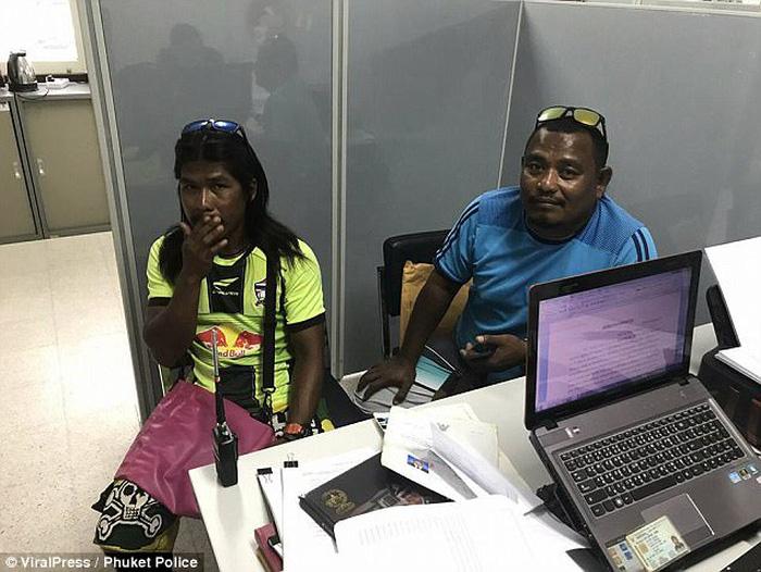 Hai người đàn ông tại sở cảnh sát khai về vụ người đàn ông bị tử vong