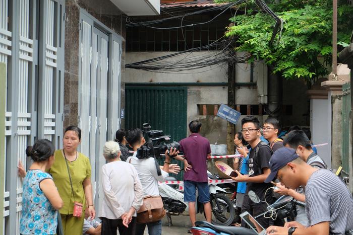 Người dân quanh khu nhà tập trung khu vực nhà bị nạn