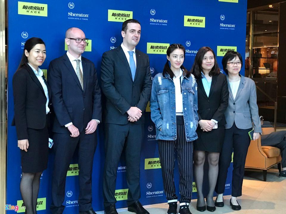 Vợ chồng 'Triệu Mẫn' Giả Tịnh Văn và Trịnh Nguyên Sướng đến Việt Nam ghi hình -6