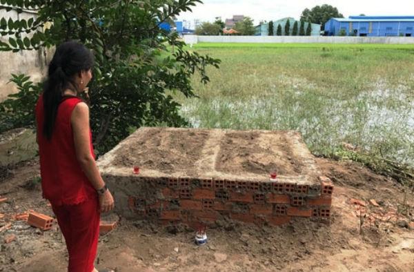 Người mẹ thất thần bên mộ của 2 con trai
