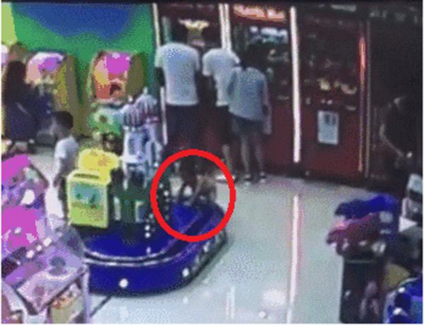 Trong khi mọi người không chú ý, đứa trẻ bị tàu cán chết