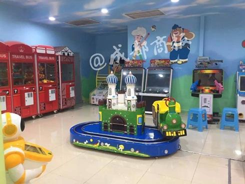 Để con chơi một mình trong khu vui chơi trẻ em, bé 2 tuổi bị tàu hoả cán chết không ai biết