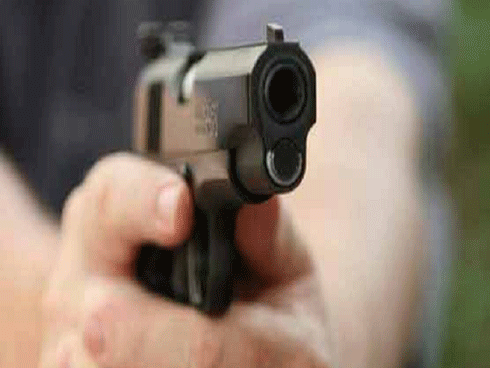 Người đàn ông bắn chết vợ vì dọn cơm tối muộn