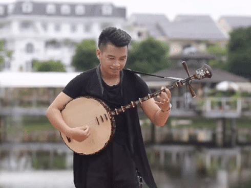 9X cover 'Despacito' bằng đàn nguyệt cực chất