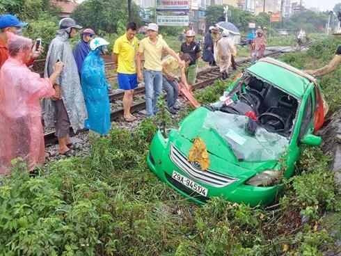 Hà Nội: Tàu hỏa kéo lê taxi, tài xế nguy kịch