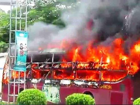 Xe giường nằm cháy rụi khi vừa trả khách