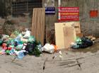 Treo biển cấm đổ rác, rác ngập mặt trước nhà