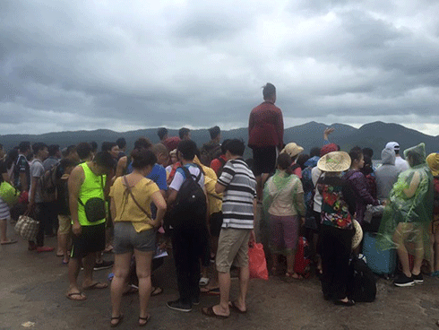 Tin nóng ngày 16/7:  Hơn 5.000 du khách mắc kẹt ở Quảng Ninh vì bão