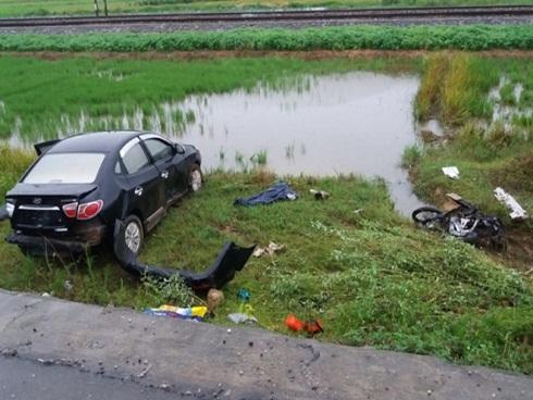 Ôtô lao xuống ruộng sau tai nạn, 2 người thiệt mạng