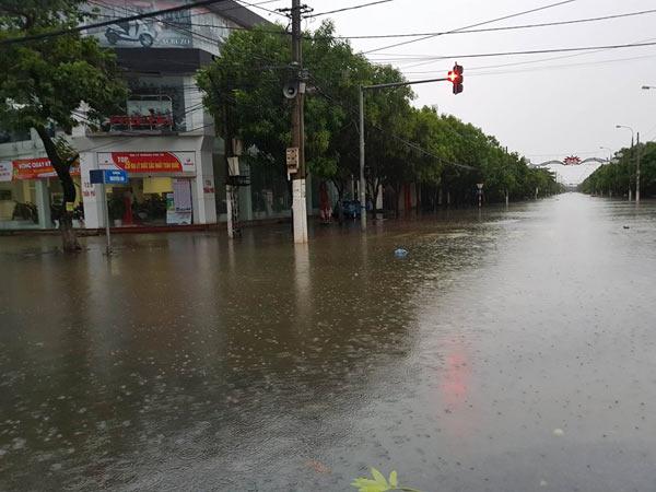 Các tuyến đường Nguyễn Du, Nguyễn Công Trứ (Hà Tĩnh) ngập sâu do mưa lớn (Ảnh: Vietnamnet)