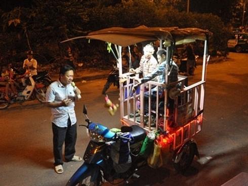 Clip nam thanh niên hát tặng mẹ giữa đám đông gây xúc động, thu hút hàng triệu lượt theo dõi-1