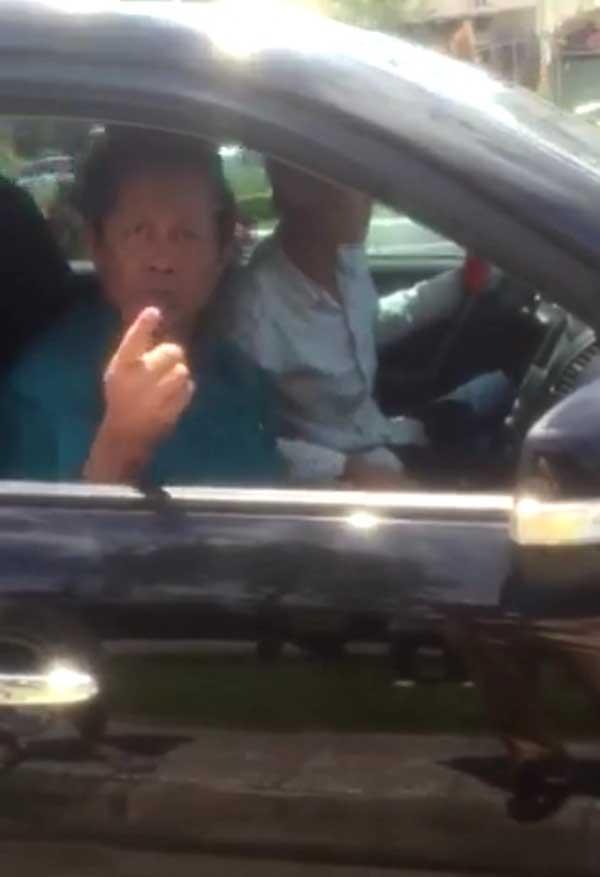 Hình ảnh ông trung tướng khi ngồi trên xe lăng mạ CSGT (Ảnh cắt từ clip)