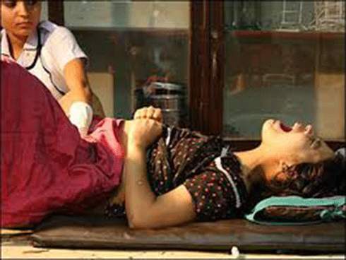 Thai phụ sinh con rơi ngay giữa chợ rồi điềm nhiên bế con và xách giỏ thức ăn về nhà-3