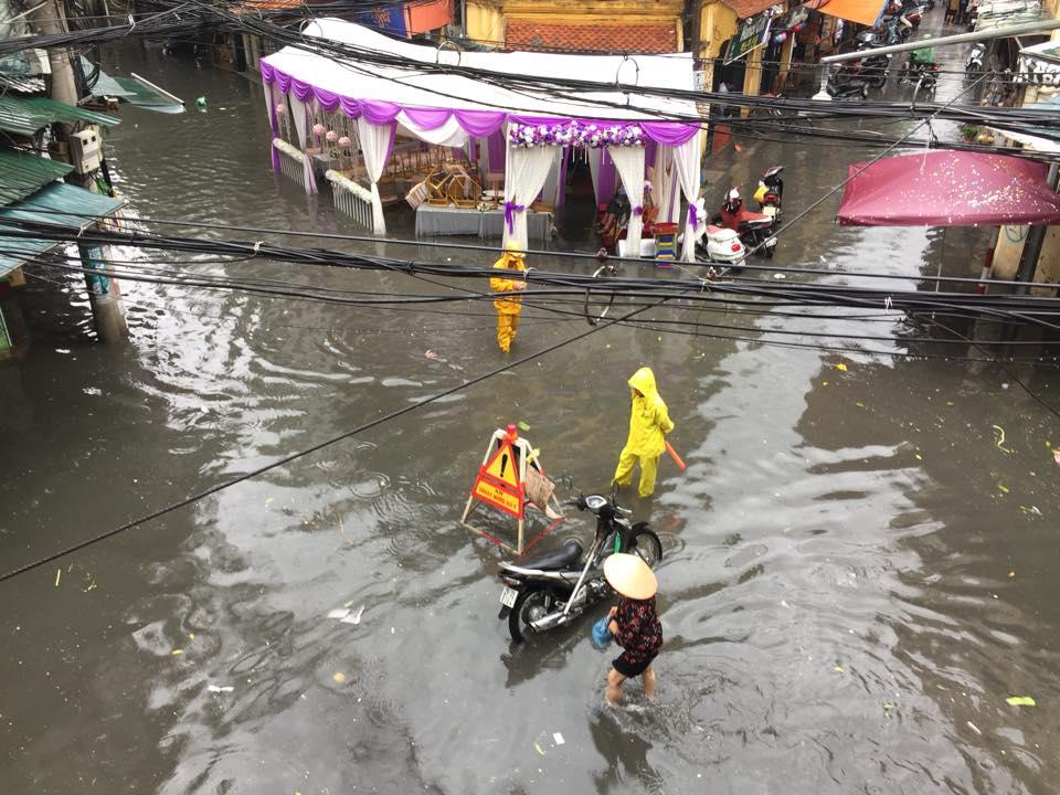 Đám cưới cũng ngập ngụa trong nước mưa