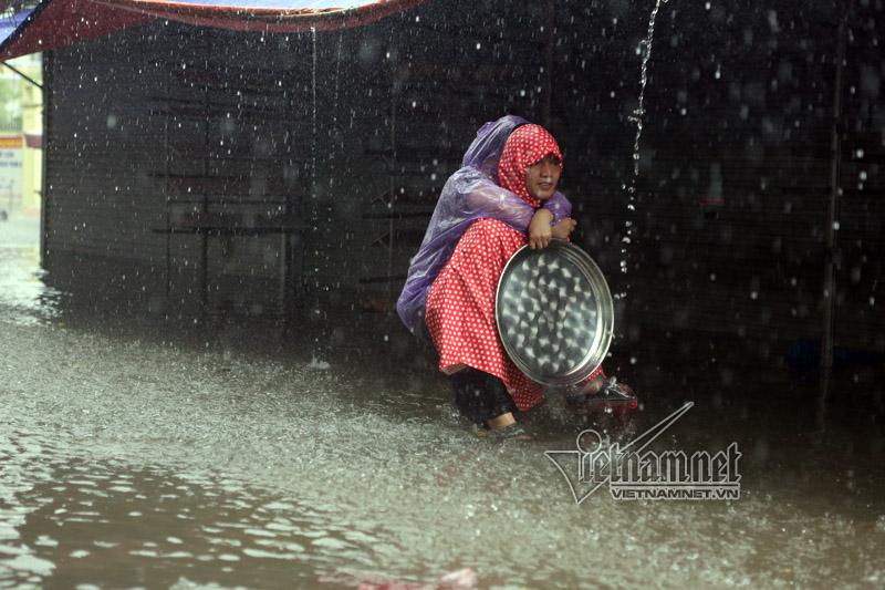 Nước mưa đến ngang lưng người đi lại