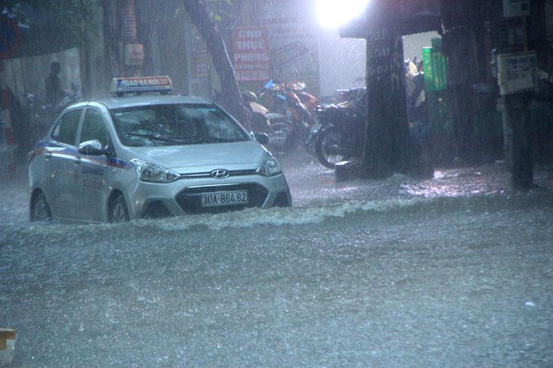 Nhiều tuyến phố Hà Nội ngập chìm trong biển nước