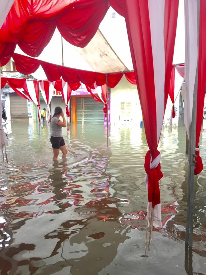 Đám cưới diễn ra trong biển nước