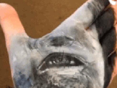 Chàng trai gây bất ngờ với biệt tài vẽ tranh từ lòng bàn tay