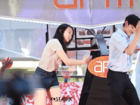 Netizen ghen tỵ với fan nữ bị 'hoàng tử lai Kpop' quất tay giữa mặt