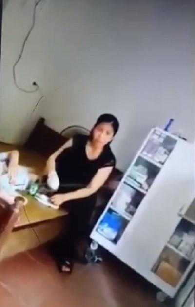 Bên trong có một tủ chứa thuốc và chiếc giường - nơi để tiểu phẫu cắt bao quy đầu cho các bé trai. Ảnh cắt từ clip