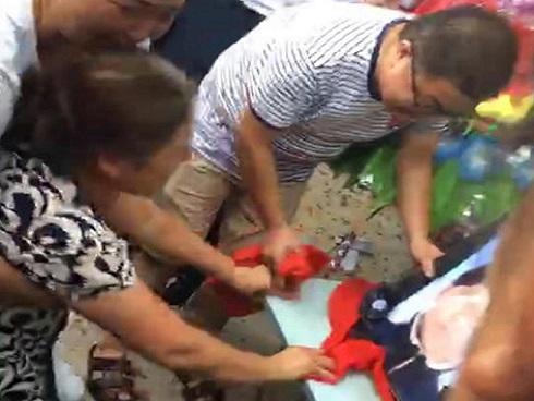 Kinh hoàng ẩn trong những túi nylon đen được vứt ra xe rác từ phòng khám thai ở Hà Nội-4