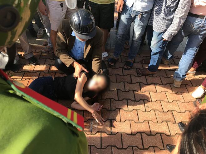 Cô gái trẻ được đưa vào bờ