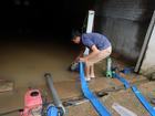 Hầm biệt thự tiền tỷ ở Hà Nội ngập nước mưa, người dân phải dùng máy bơm hút nước ra ngoài