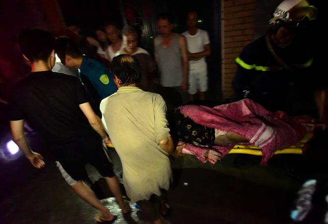 Các nạn nhân được bọc chăn đưa ra ngoài