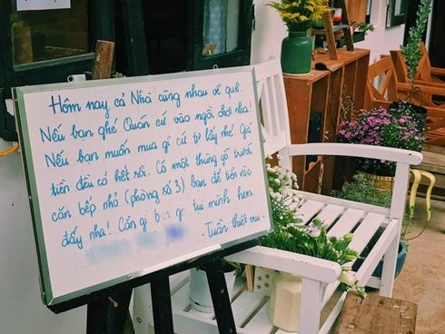Có một Đà Lạt rất dễ thương: Chủ homestay về quê, bạn muốn mua gì cứ tự lấy rồi để lại tiền dưới căn bếp gỗ nha!