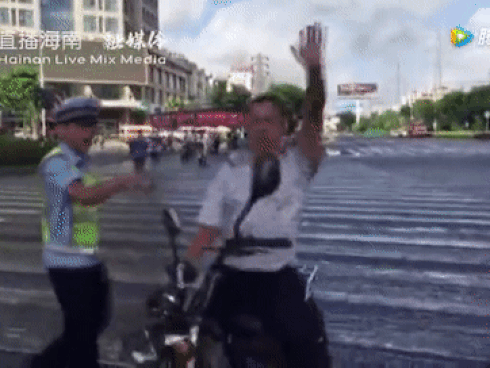 Người đàn ông đạp thẳng vào mặt nữ tài xế giữa phố Hà Nội-2