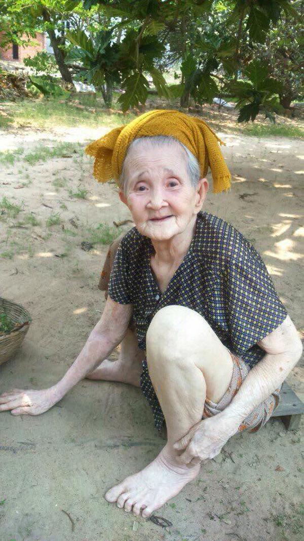 Bị ép ăn, bà ngoại chất nhất Việt Nam tái xuất: Cà chớn! Tui nói không ăn mà ép hoài!-1