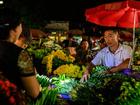 Đêm không ngủ ở chợ hoa lớn nhất Hà Nội