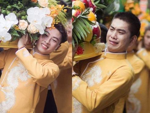 Bức ảnh 'một công việc hai số phận' đang hot: Cùng bê tráp đám cưới mà kẻ mếu máo, người lại cười tươi