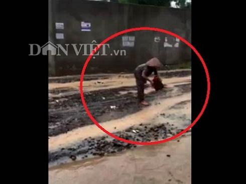 Cụ bà đội mưa 'vá đường' để người dân đi lại an toàn gây xúc động