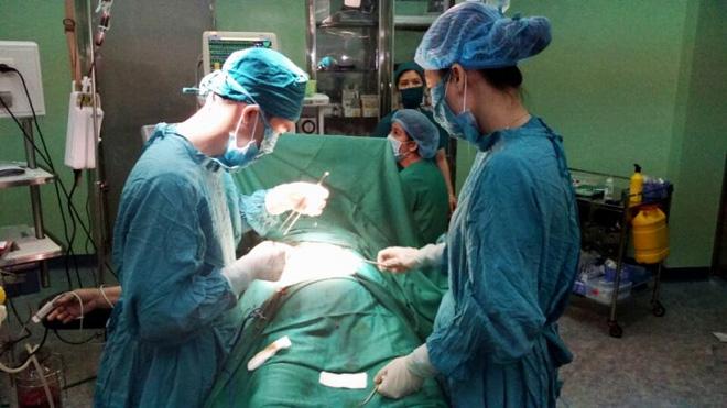 Các bác sĩ tiến hành lấy sỏi ra khỏi bệnh nhân