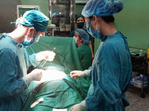 Mổ cấp cứu, lấy 136 viên sỏi ra khỏi túi mật hoại tử cho một phụ nữ