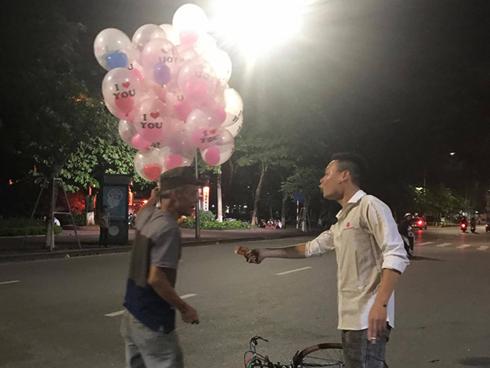 Chán nản vì bán ế, cụ già không ngờ lại được chàng trai mua hết tất cả số bóng bay còn lại