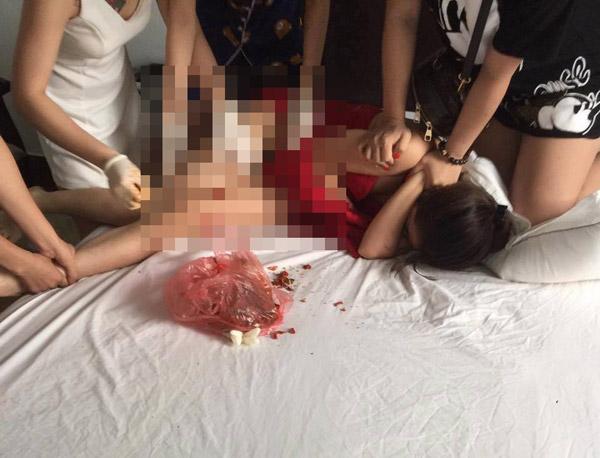 Hình ảnh cô gái trẻ bị vợ của bồ xát ớt vào