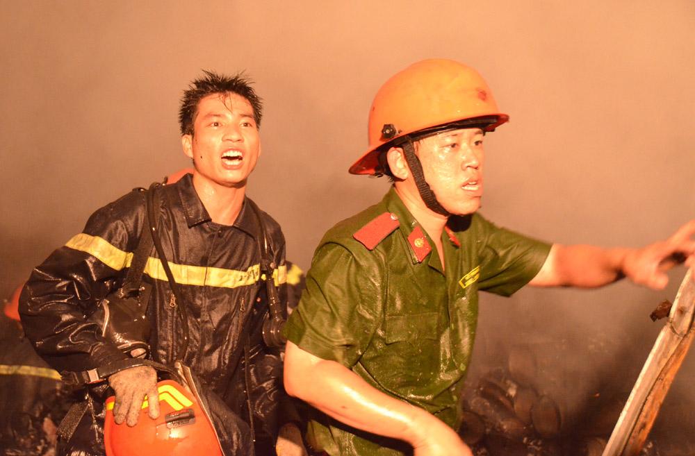 Trong biển lửa (Nguồn ảnh: Phòng Cảnh sát PC&CC Hà Nội cung cấp)