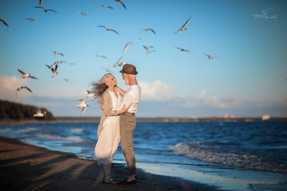 Tình yêu luôn là điều đẹp nhất trên đời, đặc biệt là khi tình yêu được gắn kết bởi một cặp vợ chồng già. Điều này đem lại cho chúng ta niềm ngưỡng mộ và niềm tin vào tình yêu đích thực. Hãy thưởng thức những bức ảnh đôi vợ chồng này để cảm nhận sự đong đầy của tình yêu.