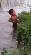Hình ảnh cậu bé bị dìm xuống bùn khóc thảm thiết (Ảnh cắt từ clip)