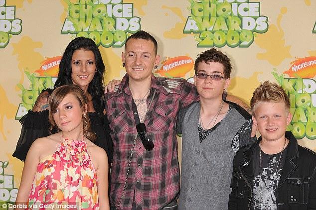 Sao tiếc thương trước sự ra đi của Chester Bennington -2