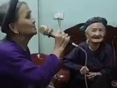 Cụ bà 76 tuổi chất nhất vịnh Bắc Bộ, hát karaoke hút triệu view không kém ca sĩ chuyên nghiệp