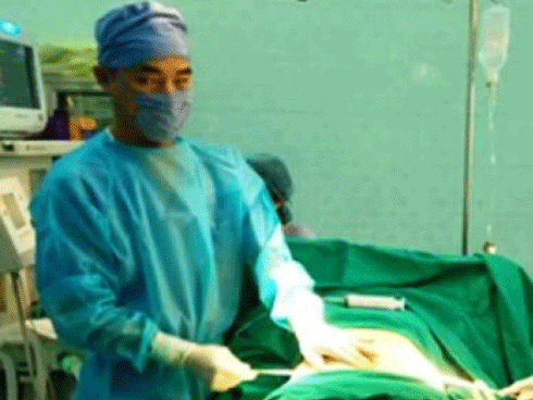 Thí nghiệm bất nhân: Bi kịch cuộc đời và cái chết tức tưởi của cậu bé được nuôi dạy như một cô bé-10