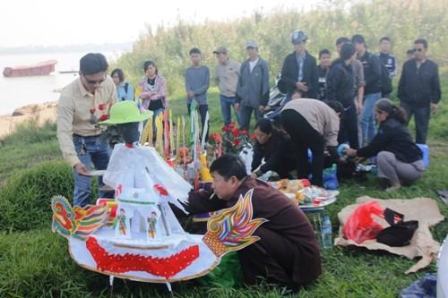 Hình ảnh người nhà nạn nhân tìm kiếm xác con bên bờ sông Hồng