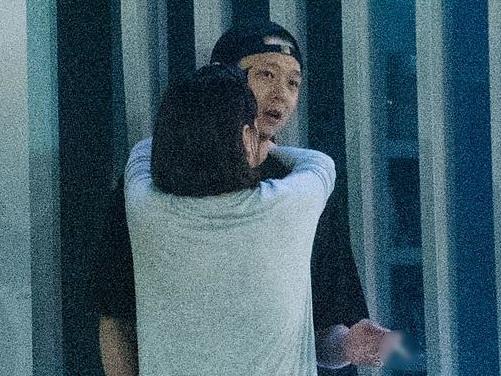 JYJ Park Yoochun kìm nén nước mắt, xăm hình vợ lên tay trong ngày xuất ngũ-12